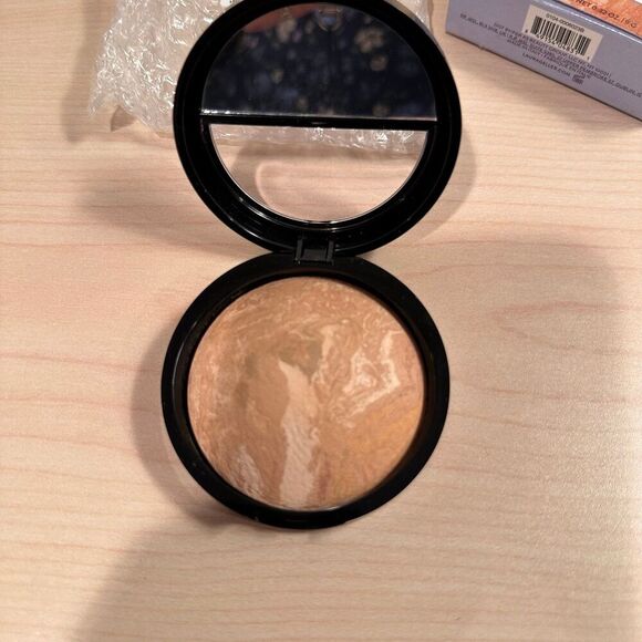 Laura Geller Baked Balance-n-Brighten Color Correcting Foundation - Picture 7 of 12